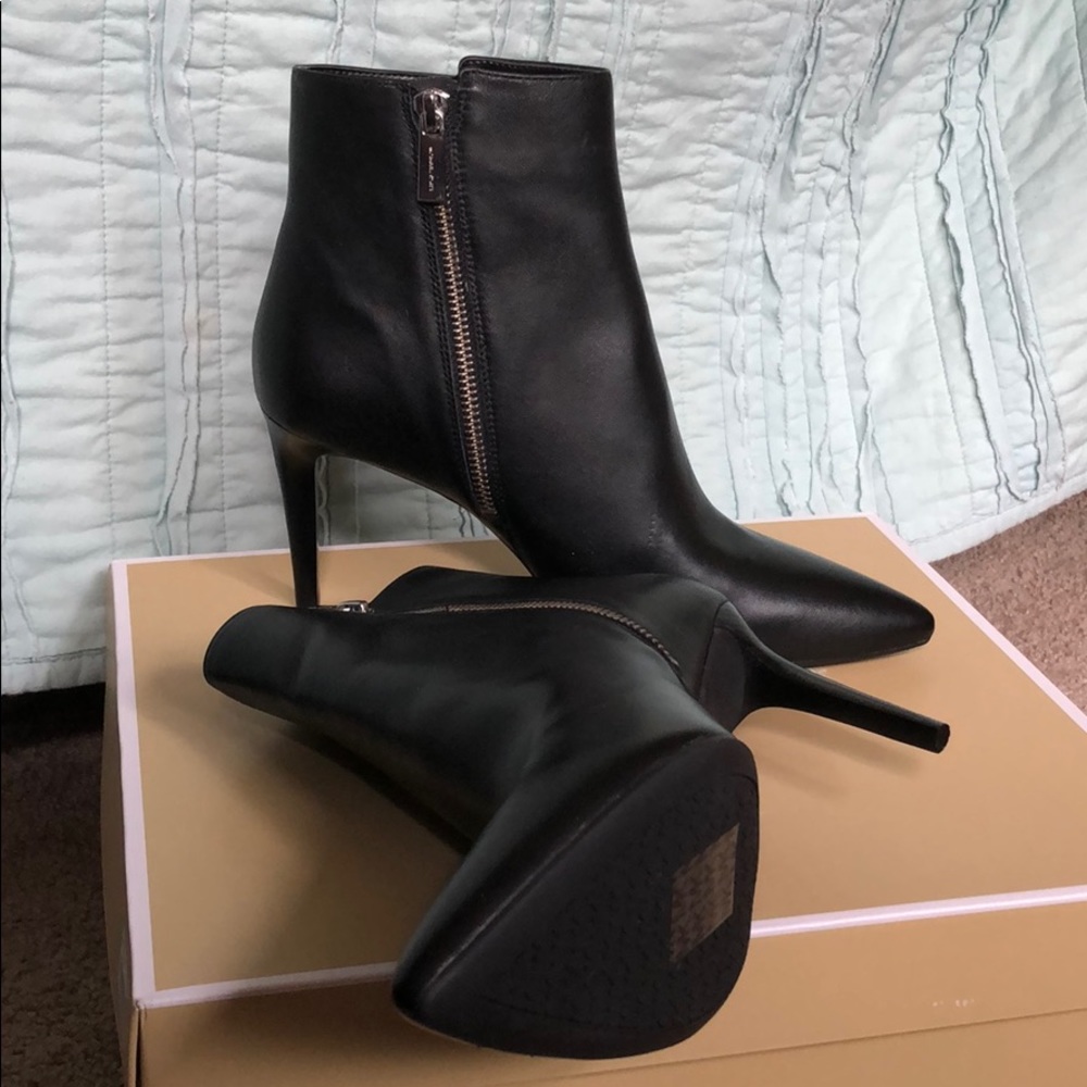 Michael Kors Dorothy Flex Mid Bootie leather